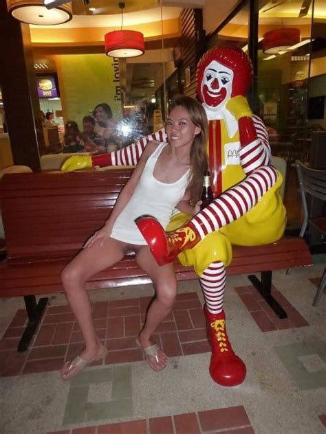 Ronald Mcdonald Is Ready To Enjoy A Delicious Happy Meal Porn Pic Free Download Nude