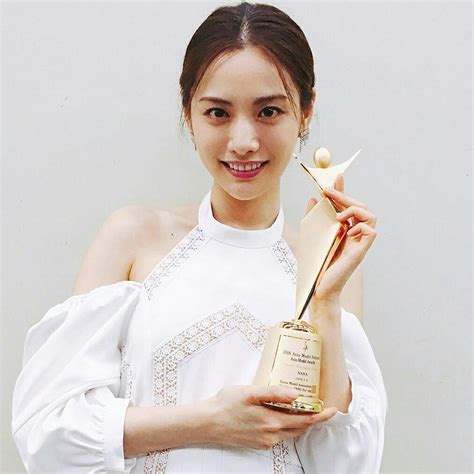 nana 💗💗💗 with the award she won at the 2018 asia model awards 😘 believe me every other korean