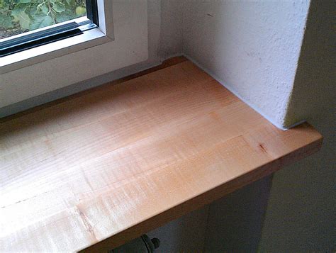 Innen ist es unterschiedlich, ich mag diese steinbänke gar nicht und deshalb gibt es in der küche, eines aus glas, im gästewc ist es mit mosaik gefliest, im bad und im schlafzimmer werden es holzfensterbretter, passend jeweils zur sonstigen gestaltung der räume. Erneuerung Fensterbretter in Ahorn | Möbelmanufaktur Henschel