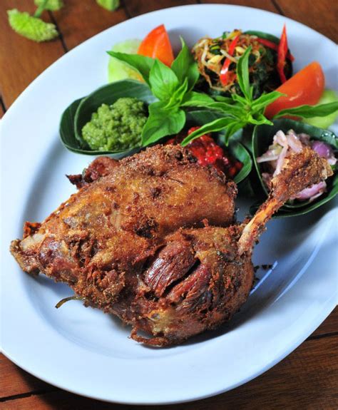 Kalau mau makan bebek goreng yang enak dengan hidangan tradisional lainnya. Resep Spesial Bebek Goreng Bali yang Menggugah Selera ...