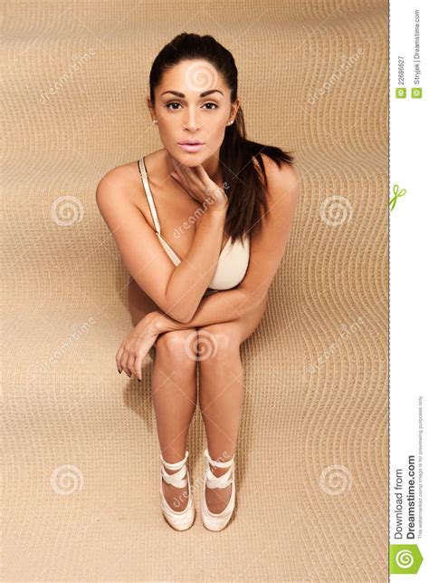 Bailarina Bonita Que Senta Se Em Escadas Imagem De Stock Imagem De Executor Fêmea 22686627