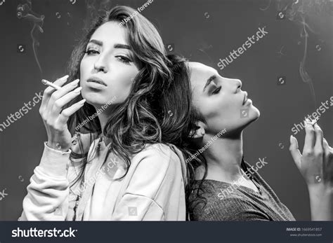 Zwei Schöne Junge Mädchen Rauchen Zigaretten Stockfoto 1669541857