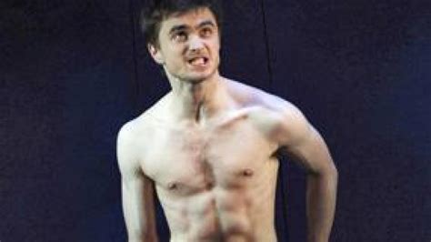 Daniel Radcliffe totalement nu sur scène mais en vidéo Premiere fr