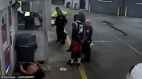 Shocking Moment A Florida Police Officer Repeatedly Punches A Handcuffed Woman Daily Mail Online