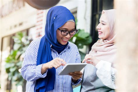 Contextual translation of alam pekerjaan yang sebenar into english. Ramai Wanita Malaysia Belajar Tinggi, Tapi Tak Bekerja ...