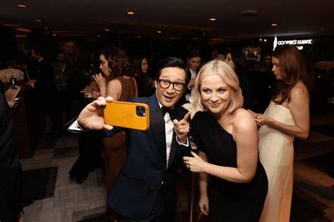Ke Huy Quan Snaps A Selfie With Comedy Queen Amy Poehler Hitplay News
