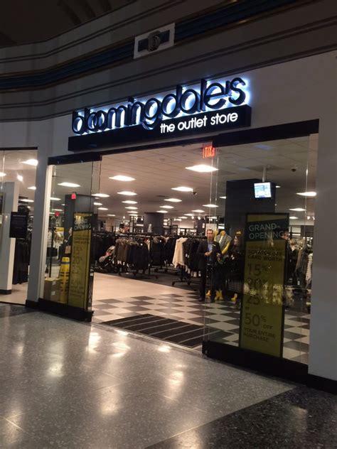 Bloomingdales Outlet Stores Rittenhouse Square Philadelphia Pa