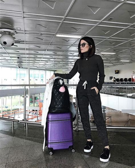 30 comfortable and stylish outfits for long haul flights mco stylish outfits airport