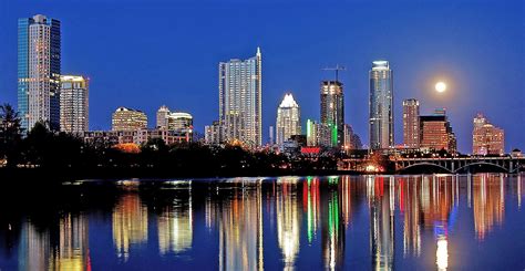 It is the state capital and home to a major university as well as an influential center for politics, technology, music, film and (increasingly) a food scene. Austin - Wikipedia, la enciclopedia libre
