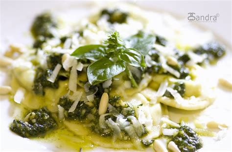 Inserite nel boccale la ricotta, gli spinaci, 200 g grana, un uovo, il sale e il pepe. Ravioli ricotta e spinaci al mix di pesto - riflessienatura