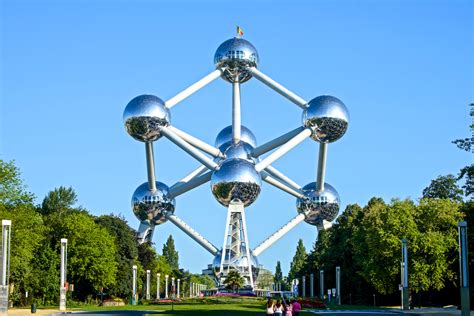 When the night falls, the bulbs outside the ball of the atomic tower in brussels alternately chase and shine. La forme de l'Atomium