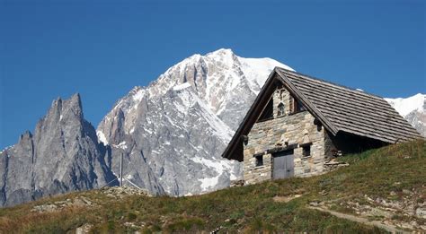 I9120475b Alpine Hut With Mont Blanc Behind Tour Du Mont Flickr