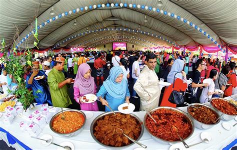 During the month of ramadan, fasting is done between dawn and dusk and on this day, muslims all over the region can end their fast and enjoy fellowship. Kemeriahan Aidilfitri | Foto | Astro Awani