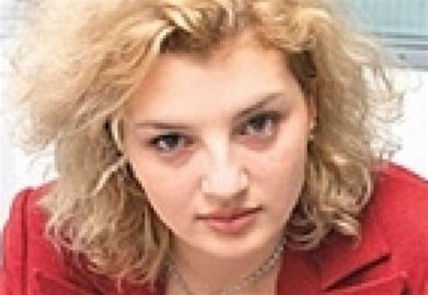 Fiica cea mare a presedintelui suspendat traian basescu, ioana basescu, a fost huiduita duminica dimineata de un grup pe pensionari in fata vilei dante, relateaza romania tv. Ioana Basescu: "Nu m-am razgandit!"