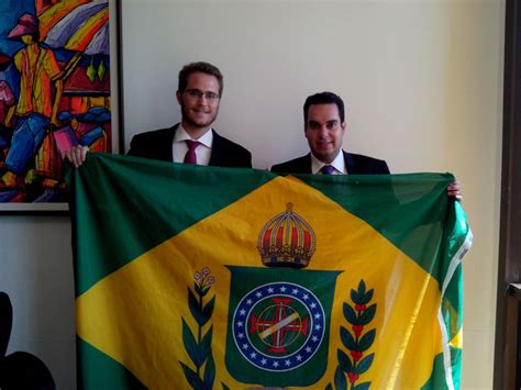 A bandeira portuguesa de hoje foi criada em 1911 mas a maioria de seus símbolos remontam a centenas de anos. Bandeira Imperial foi hasteada no Congresso Nacional ...