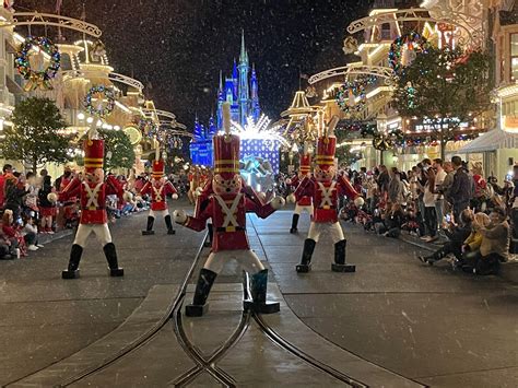 Christmas Parade Returns To Walt Disney World After Hours