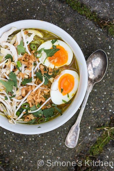 A hot bowl of beef coconut milk soup that warm your customer up. Hoe maak je soto ayam (Indonesische kippensoep) | Recipe ...
