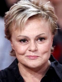 Muriel robin reprend ses sketchs cultes et pof ! ➡️➡️ en tournée en france, belgique et suisse à partir de janvier 2020. Anniversaire de Muriel Robin - biographie et date de naissance