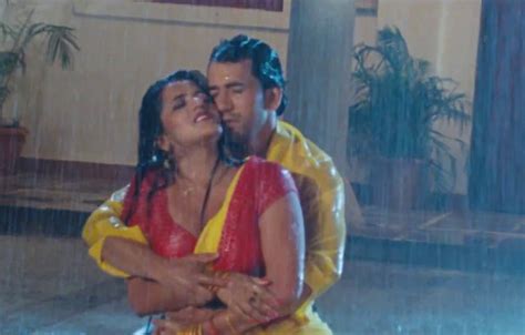 Bhojpuri Actress Monalisa Rain Dance Song With Nirahua