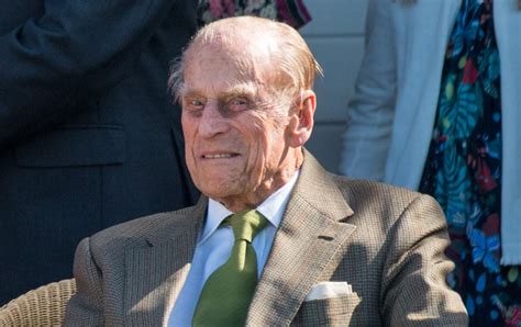 Juni 1921 auf korfu als prinz philippos andreou von griechenland und dänemark) ist der prinzgemahl der britischen königin elisabeth ii. Prince Philip spotted driving again days after car accident | Entertainment Daily