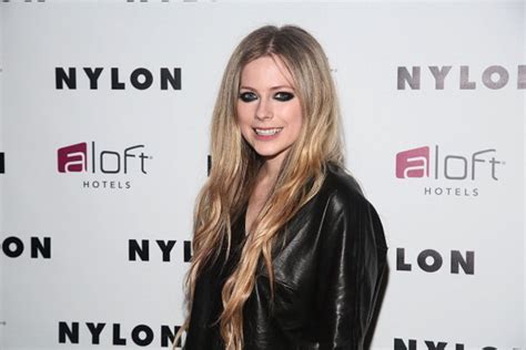 Avril Lavigne Recovering From Lyme Disease