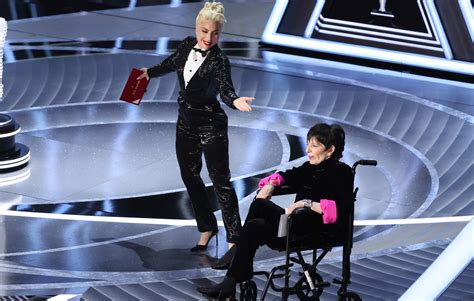 liza minnelli sings smokes and looks lively before oscars video indiewire