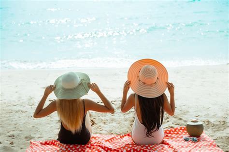 Deux Filles En Bikini Vacances D été Et Vacances Filles Se Faire Bronzer Sur La Plage Photo