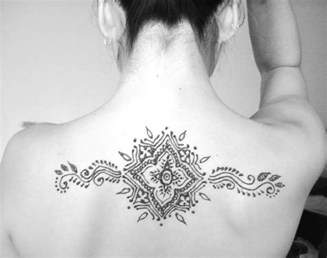 Simple and small henna tattoo designs and ideas for feet, hands, guys, girls, wrist, back and arms. Design Styles Tattoo: India Tattoo