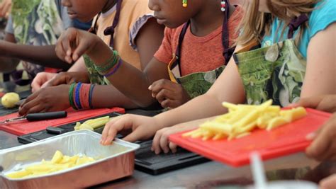 Le titulaire du cap cuisine peut travailler en restauration commerciale, restauration collective ou dans des entreprises connexes à l'industrie hôtelière. Santé: faut-il rendre les cours de cuisine obligatoires à l'école?