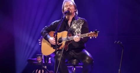 Travis tritt is an american country music artist. All Travis Tritt Needs is "A Man and His Guitar" to Make Audio Gold | Saving Country Music
