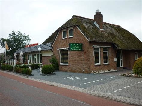 Find the cheapest prices for luxury, boutique, or budget hotels in giethoorn. Front of Hotel (near Bus Stop) - Foto van Hotel de ...