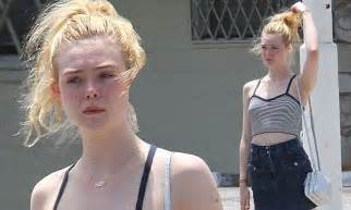 Elle Fanning Steps Out With Her Mother In Los Angeles Daily Mail Online