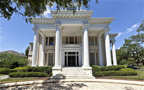 The Historic Garden District Along Saint Charles Avenue In New Orleans