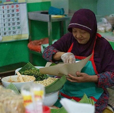 Ambil nasi hangat secukupnya, tambahkan sayurannya sehingga menutupi nasi. Disebut 'Kota Pecel', Ini 6 Hal tentang Madiun yang Jarang ...