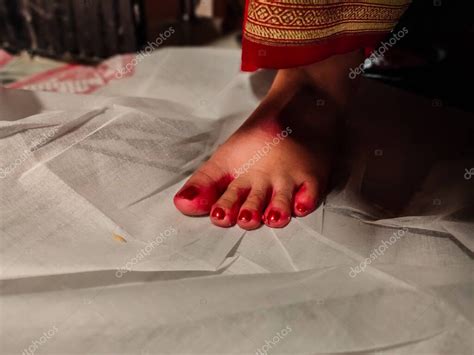 La Novia Bengalí Mantiene El Primer Pie En Tela Blanca En La Casa Del Marido 2023