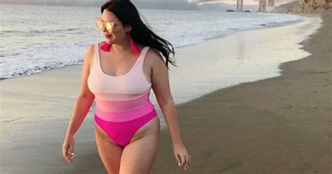 Ele Postou Uma Foto Da Esposa Na Praia E A Mensagem Sobre O Corpo
