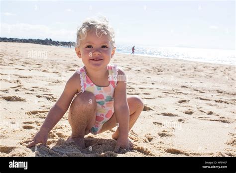 Petite Fille Jouant Avec Le Sable Sur La Plage Photo Stock Alamy