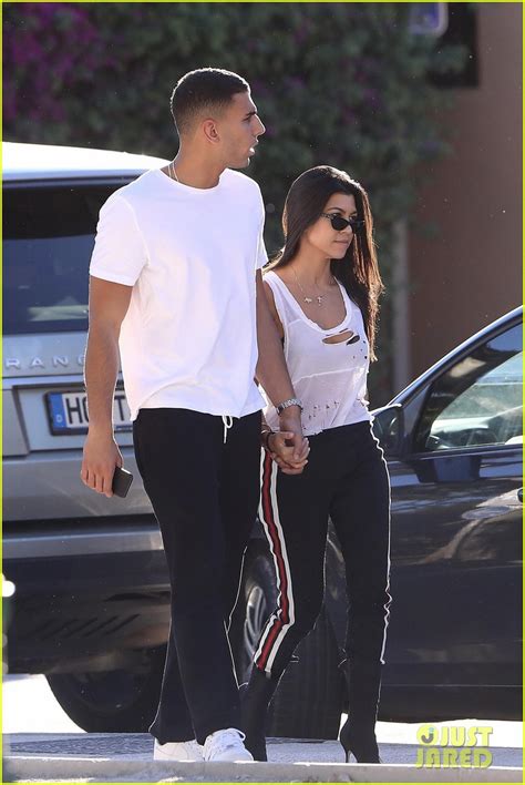 Kourtney kardashian shares a poosh article about ex boyfriends. Kourtney Kardashian & Boyfriend Younes Bendjima Hold Hands ...