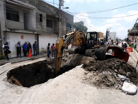 Socavón de 15 metros aparece en poblado. Socavón estuvo a punto de tragarse autobús en San Andrés ...