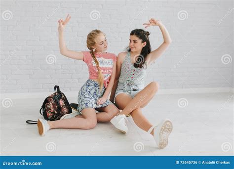 Deux Filles De L Adolescence Urbaines Posant Dans Une Salle De Vintage Photo Stock Image Du