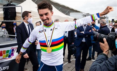 Le français julian alaphilippe enfile (seul) son maillot de champion du monde de cyclisme à imola, ce 27 a 11 ans, julian alaphilippe enfourchait son vélo motobécane d'occasion (« vraiment pourri. Le beau feu d'artifice de Julian Alaphilippe - Causeur