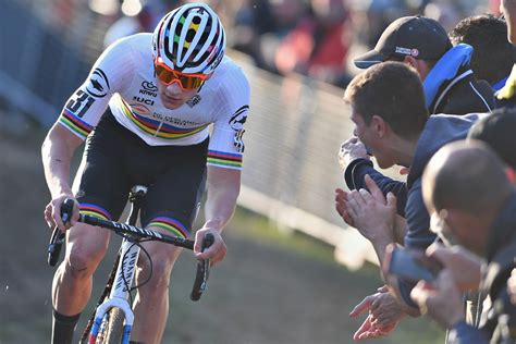 Van der poel, 26, is the grandson of french cycling legend raymond poulidor. Belgen kunnen Van der Poel niet verslaan | Wablieft