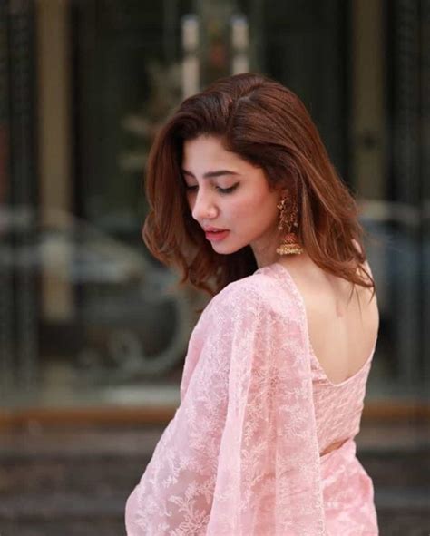 Mahira Khan Some New Adorable Clicks In Bold Dress Showbiz Pakistan