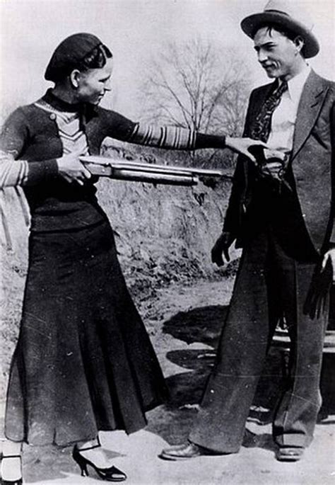 Bonnie Parker With Clyde Barrow Women With Guns Pinterest