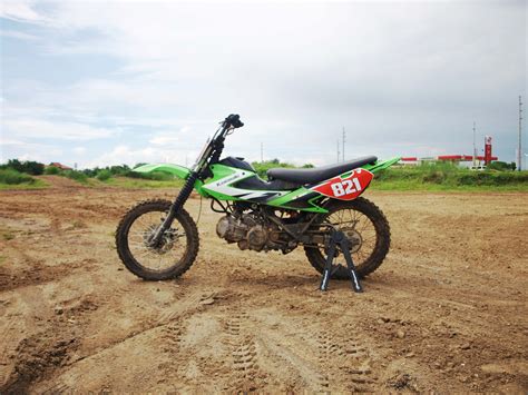 To be able to transform an underbone into a dirt bike, a lot of planning and calculation were carefully done, starting off with the computation of the height and wheel base of a dirt bike and scaling it down to the size of an average underbone. Kawasaki Fury 125 Dirt Bike - InsideRACING