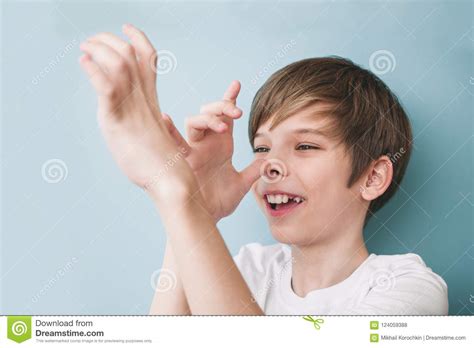 Junge Zeigt Im Scherz Seine Lange Nase Mit Seiner Fingerpalme Zur Kamera Stockfoto Bild Von