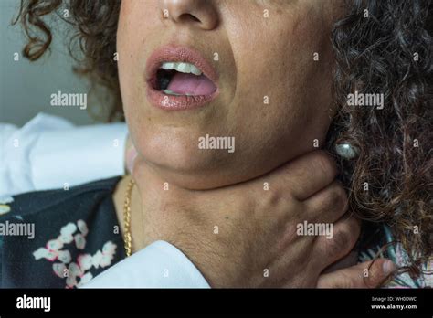 Woman strangling woman Banque de photographies et dimages à haute