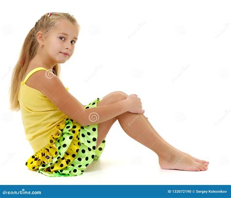 Kleines Mädchen Sitzt Auf Dem Boden Stockfoto Bild von glück hintergrund