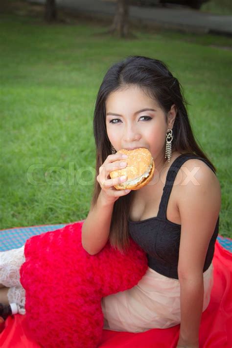 Mädchen Essen Einen Cheeseburger Stock Bild Colourbox