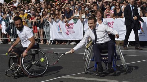 Video Emmanuel Macron Joue Au Tennis En Fauteuil Roulant Pour Soutenir